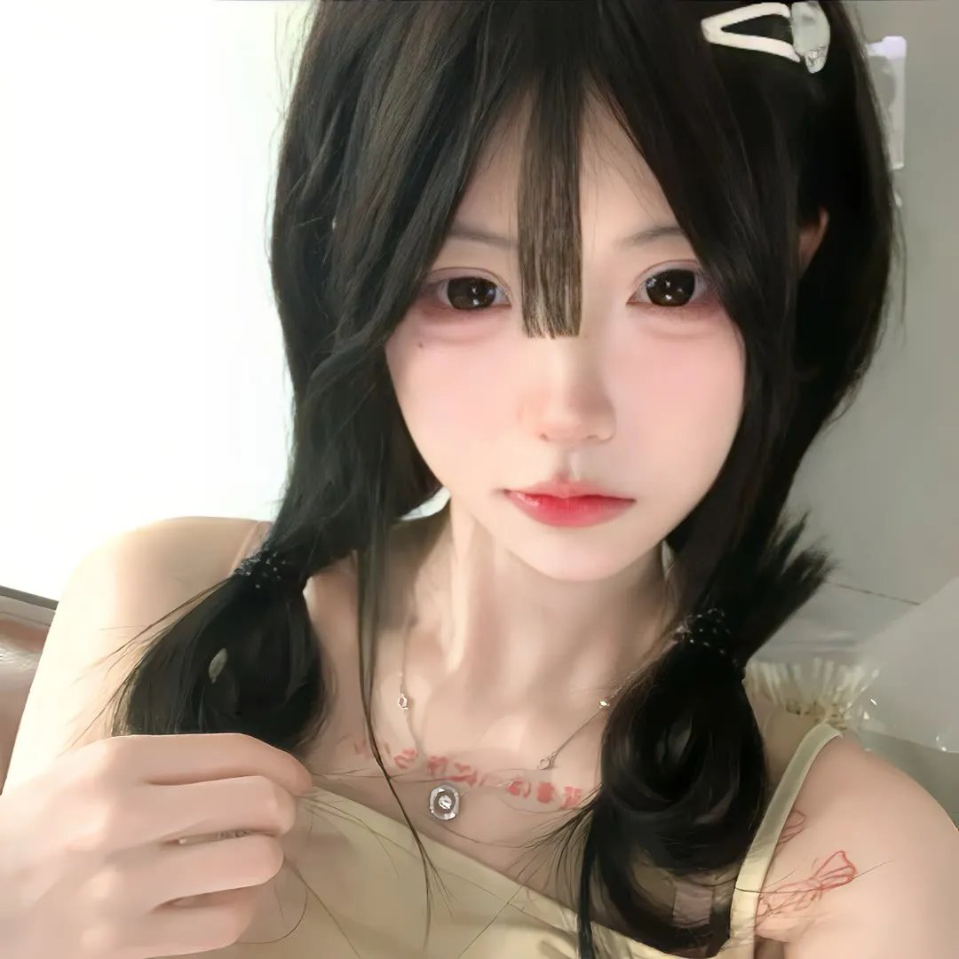 与一位女士合影